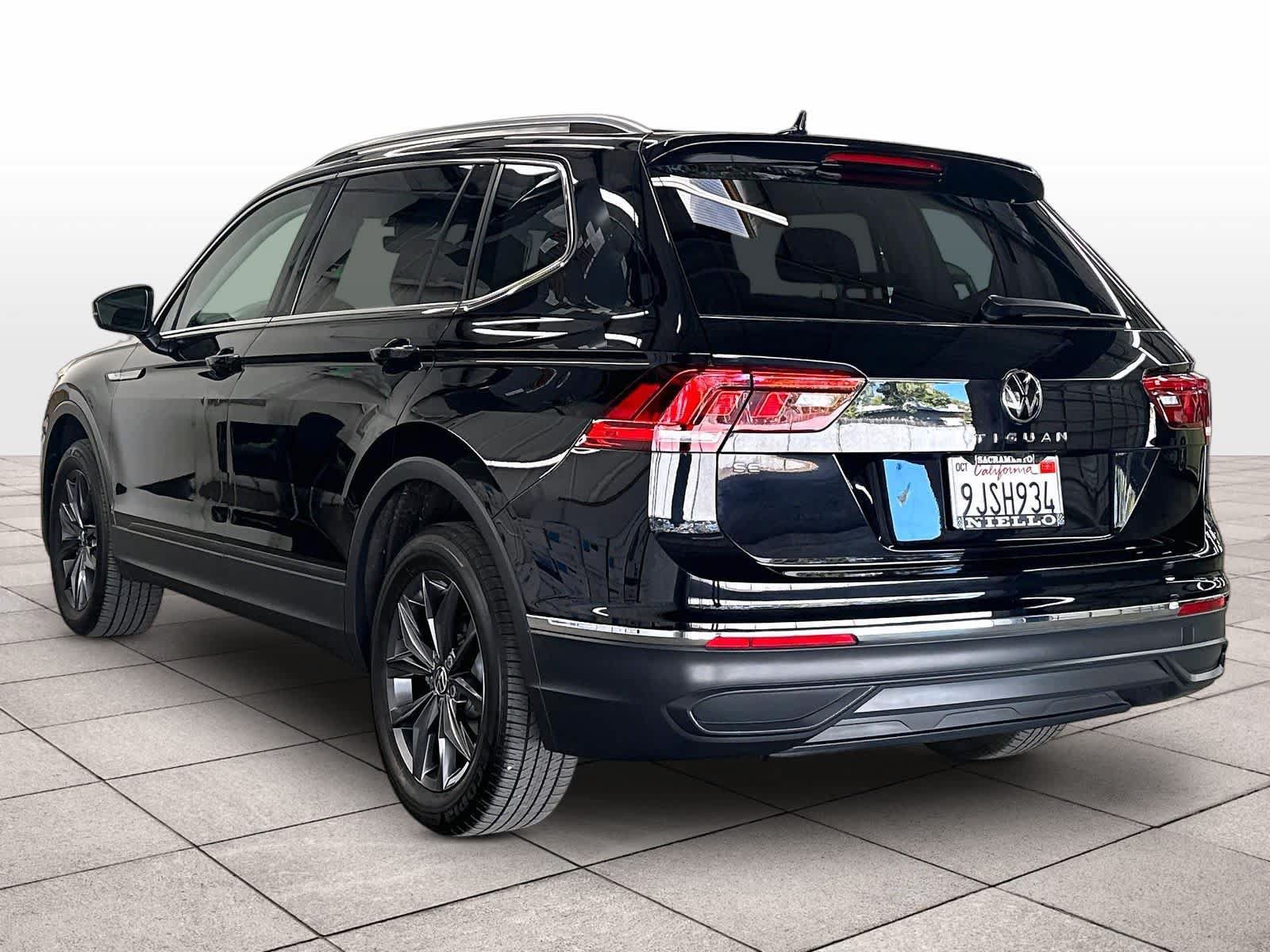 Used 2023 Volkswagen Tiguan SE w/ Panoramic Sunroof Package FWD image 8
