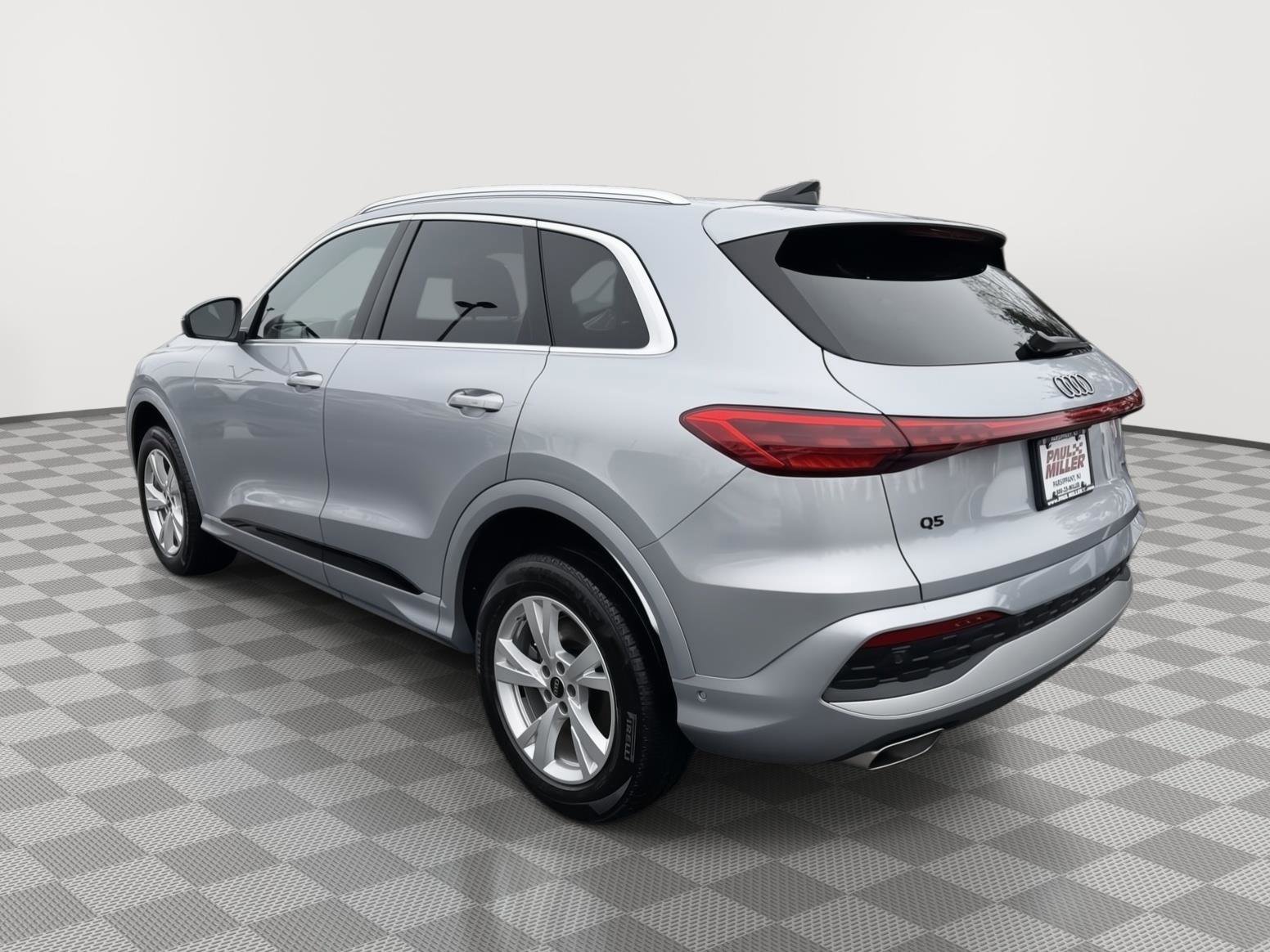 Used 2025 Audi Q5 Premium w/ Convenience Package image 4