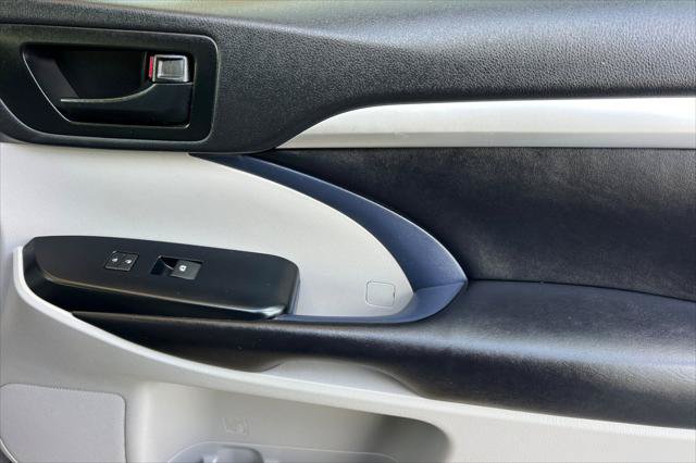 Certified 2019 Toyota Highlander Plus FWD image 20