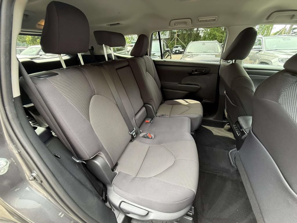 Used 2020 Toyota Highlander LE FWD image 10