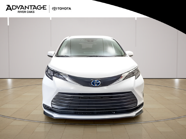 Certified 2025 Toyota Sienna LE FWD image 3