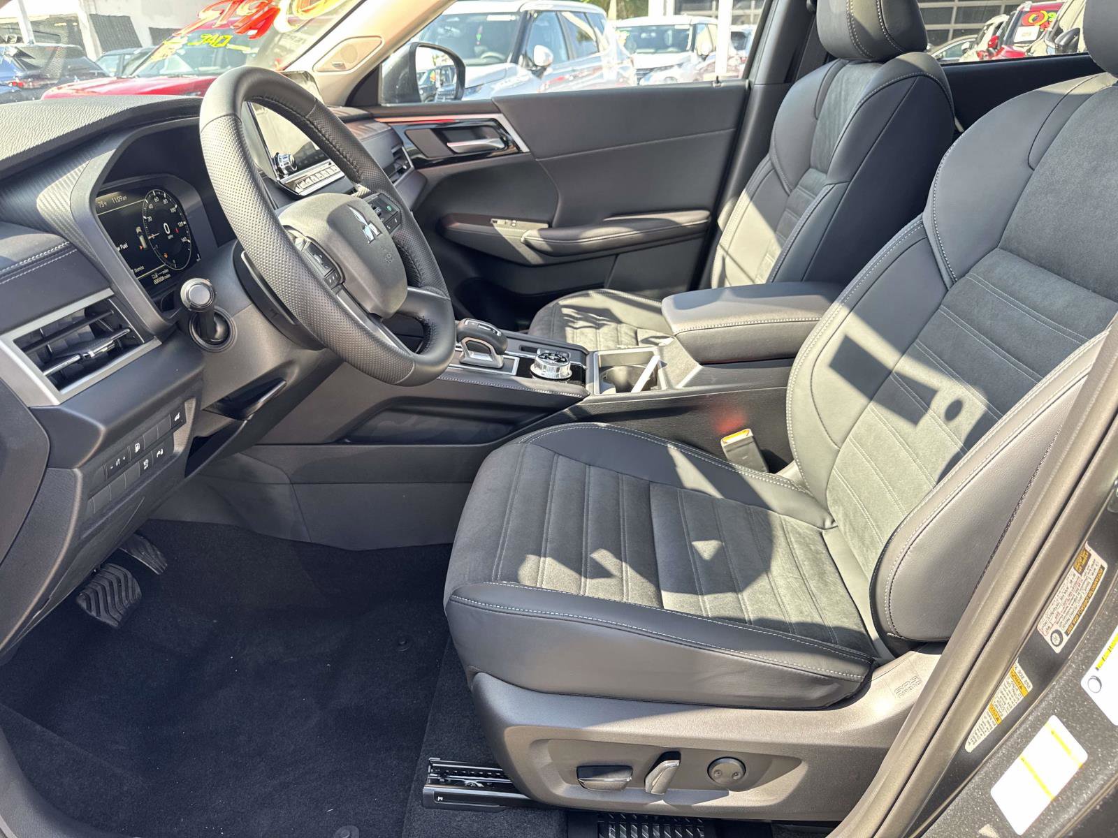 New 2025 Mitsubishi Outlander 4WD Plug-In Hybrid image 16