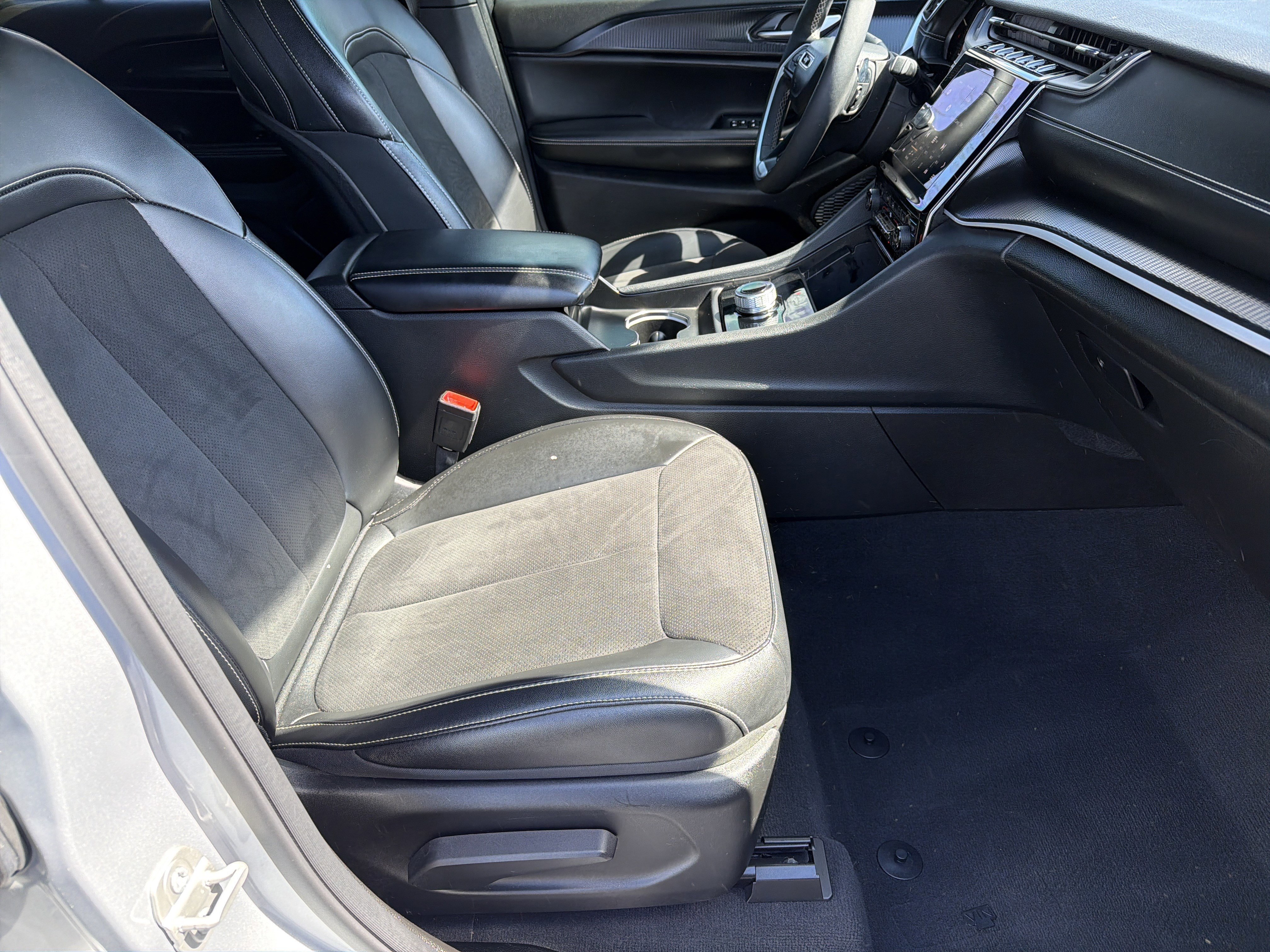 Used 2023 Jeep Grand Cherokee Altitude AWD/4WD image 12