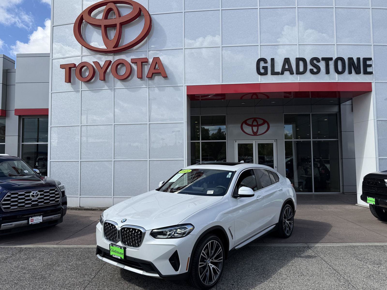 Used 2024 BMW X4 xDrive30i w/ Premium Package AWD/4WD image 1