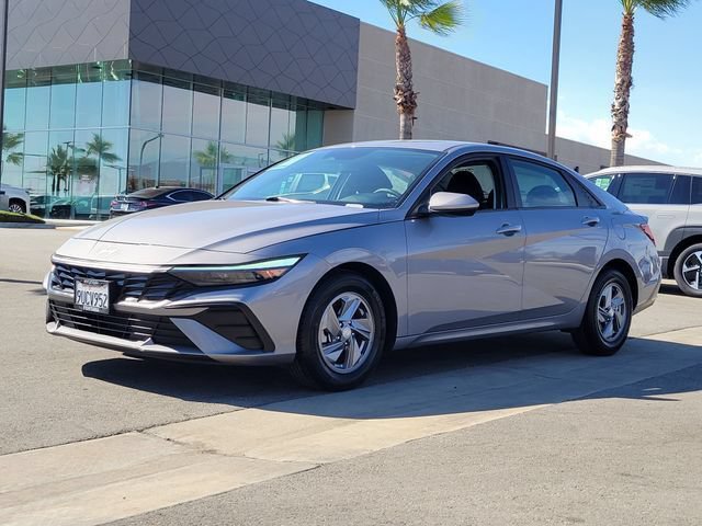 Certified 2025 Hyundai Elantra SE FWD image 2