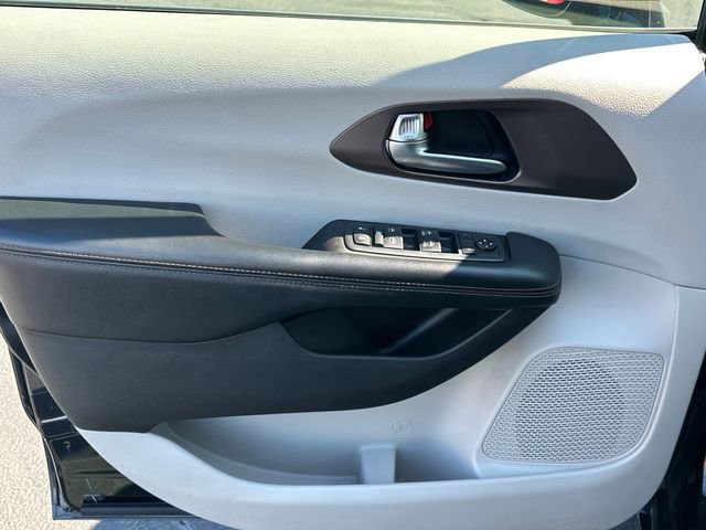 Used 2019 Chrysler Pacifica Touring-L FWD image 13