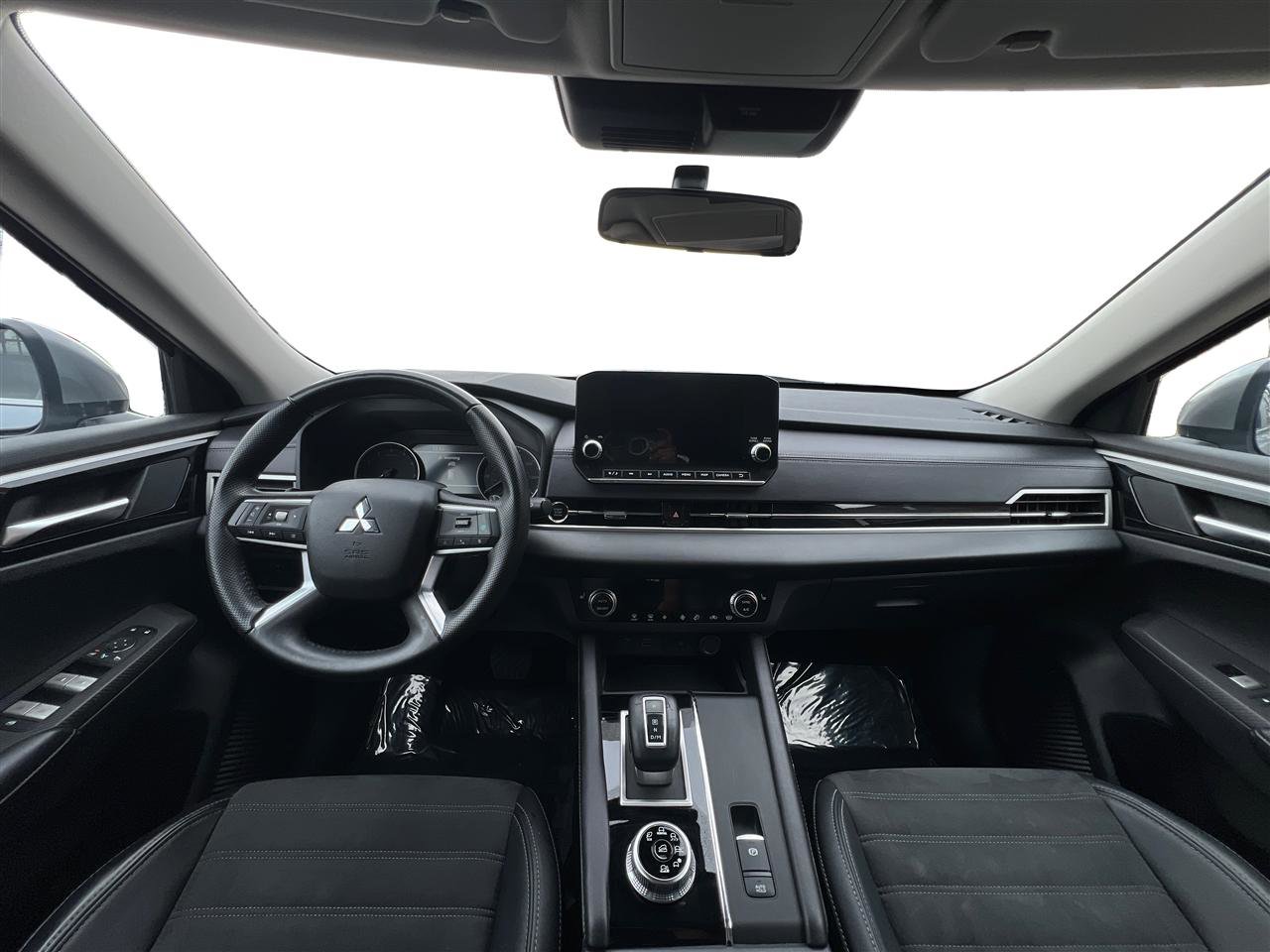 Used 2024 Mitsubishi Outlander SE image 32