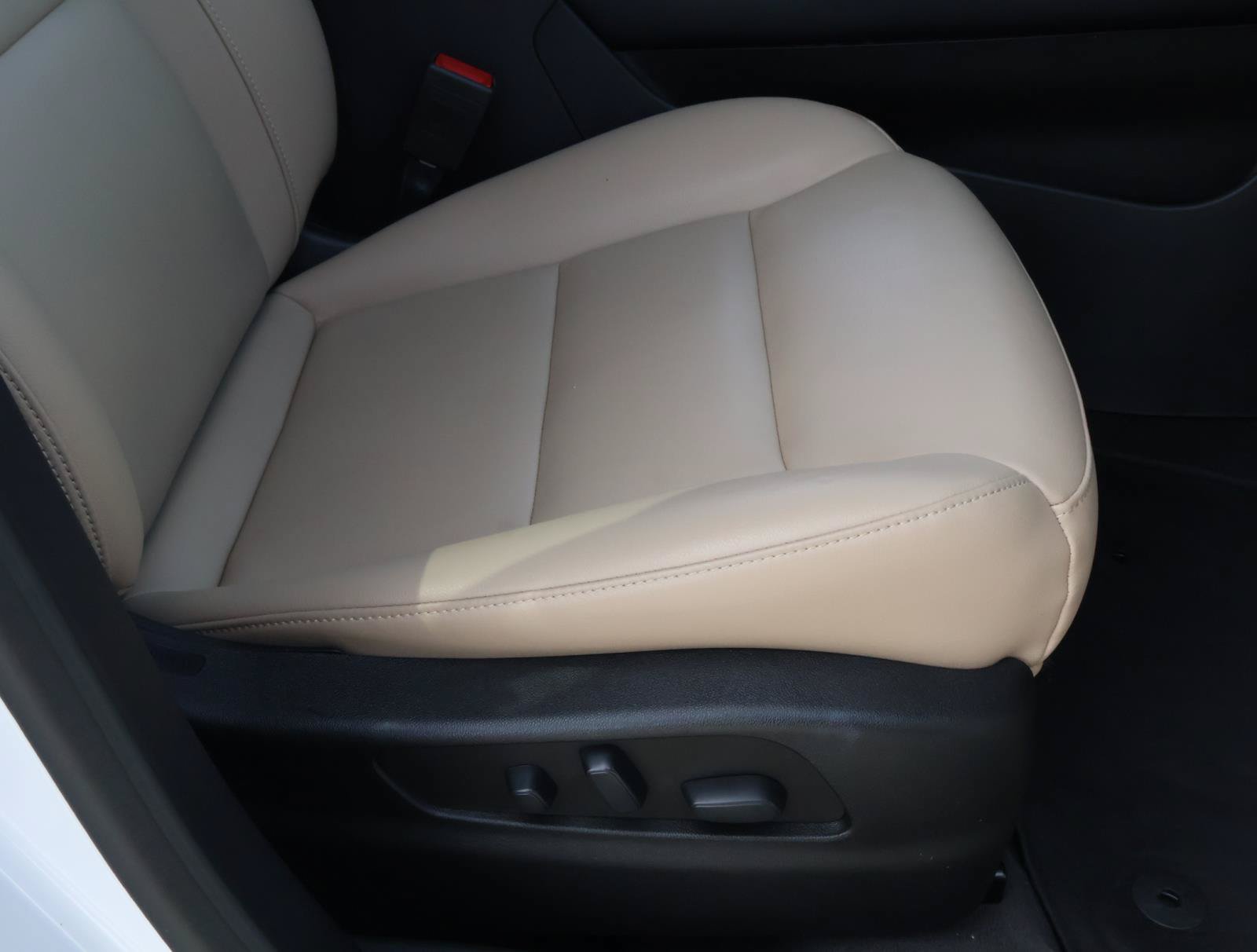 Certified 2024 Cadillac XT4 Luxury w/ Cold Weather Package FWD image 21