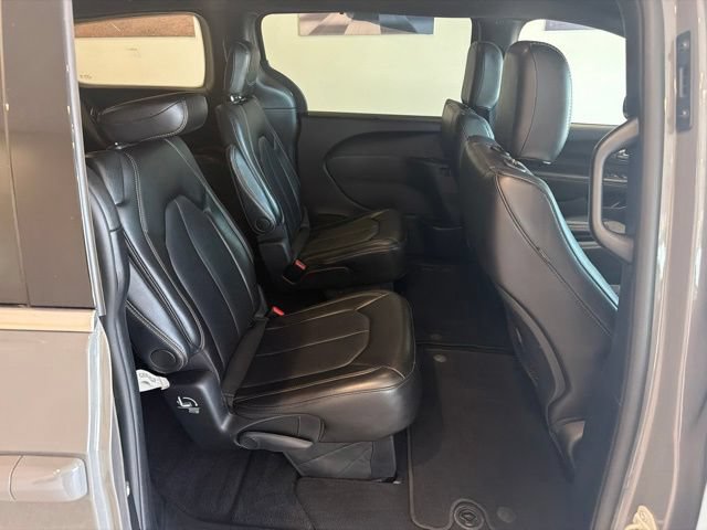 Used 2025 Chrysler Pacifica Select FWD image 16