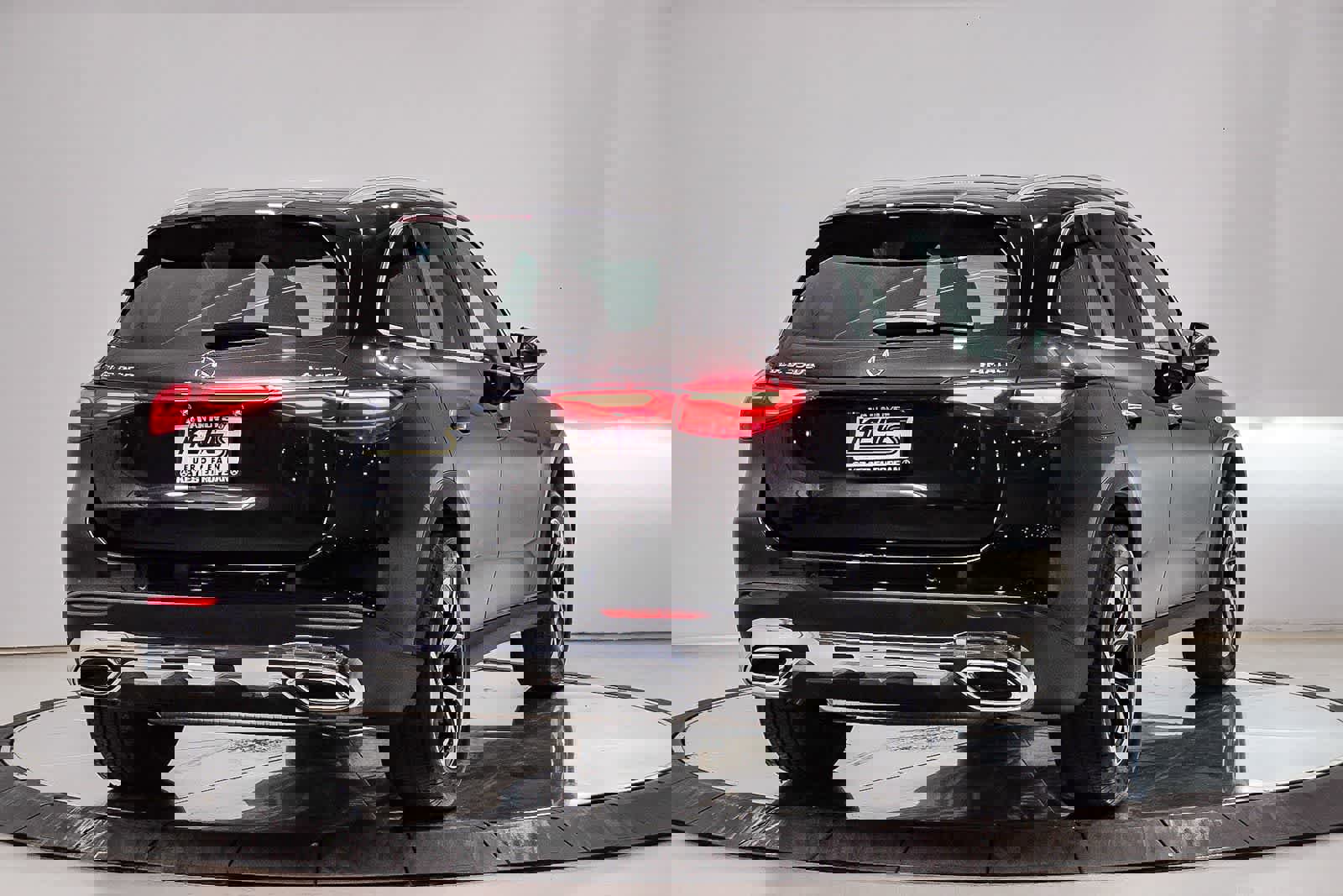 Used 2025 Mercedes-Benz GLC 350e image 4