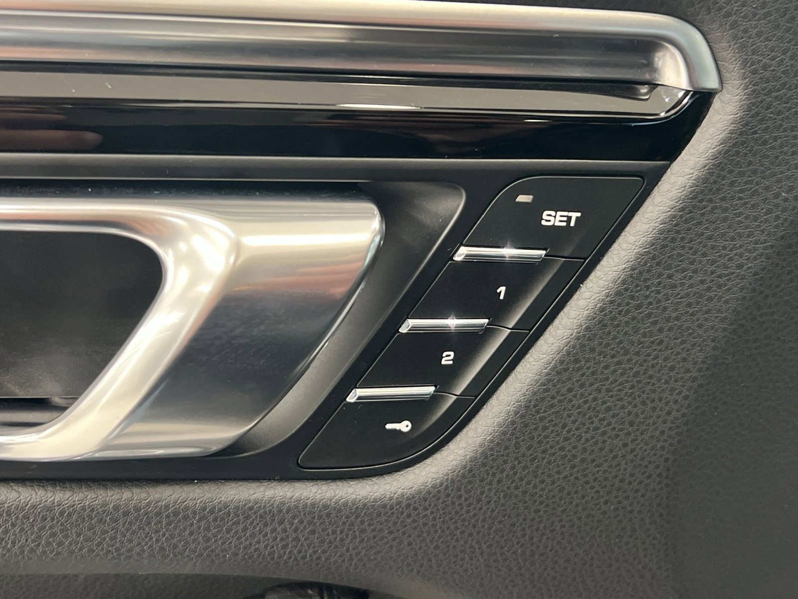 Used 2024 Porsche Macan Base image 31