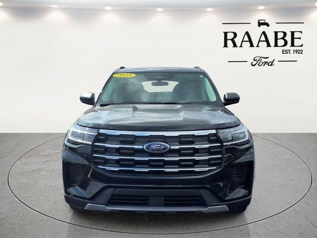 Used 2025 Ford Explorer Active AWD/4WD image 2