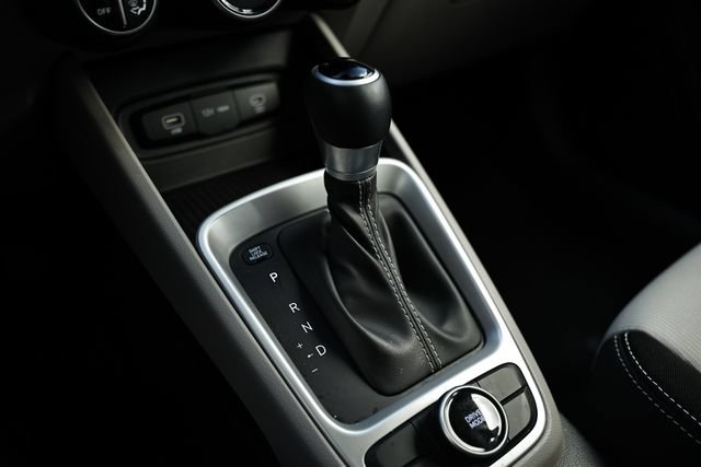 Certified 2025 Hyundai Venue SEL FWD image 38