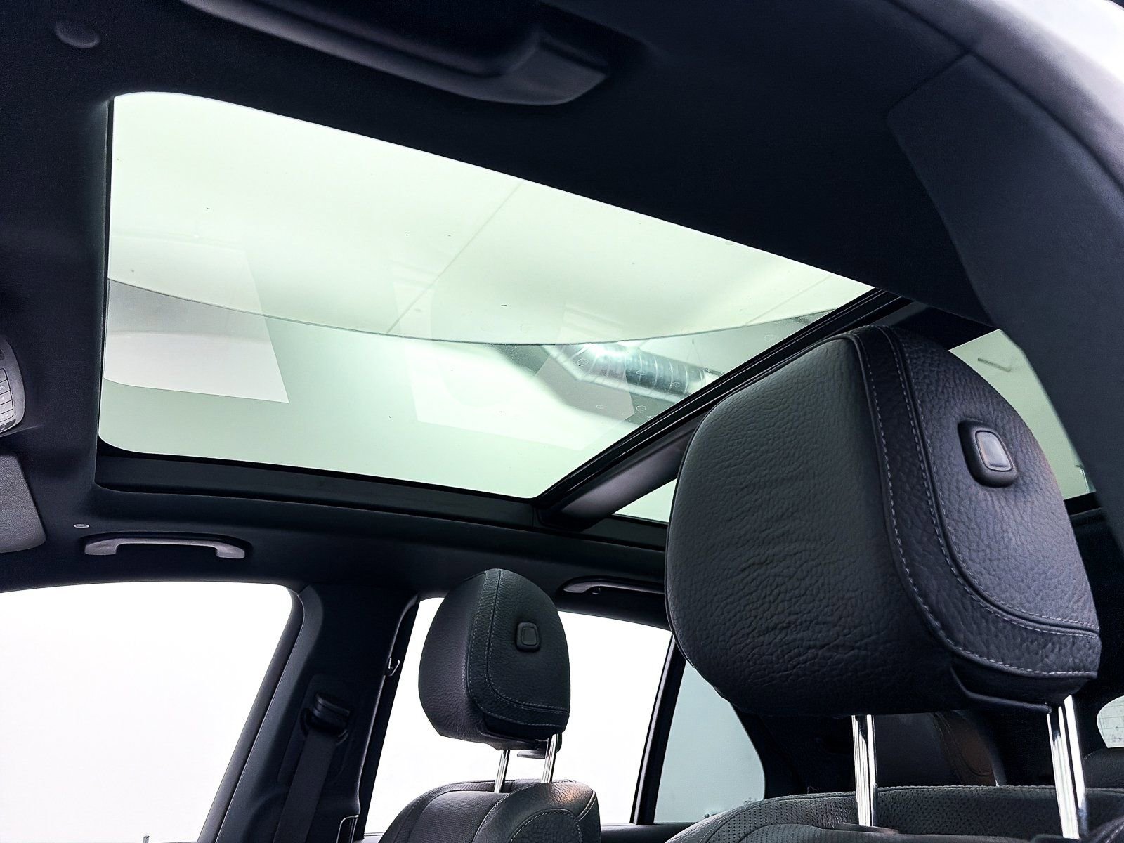 Used 2023 Mercedes-Benz GLE 450 4MATIC w/ AMG Line Exterior image 2