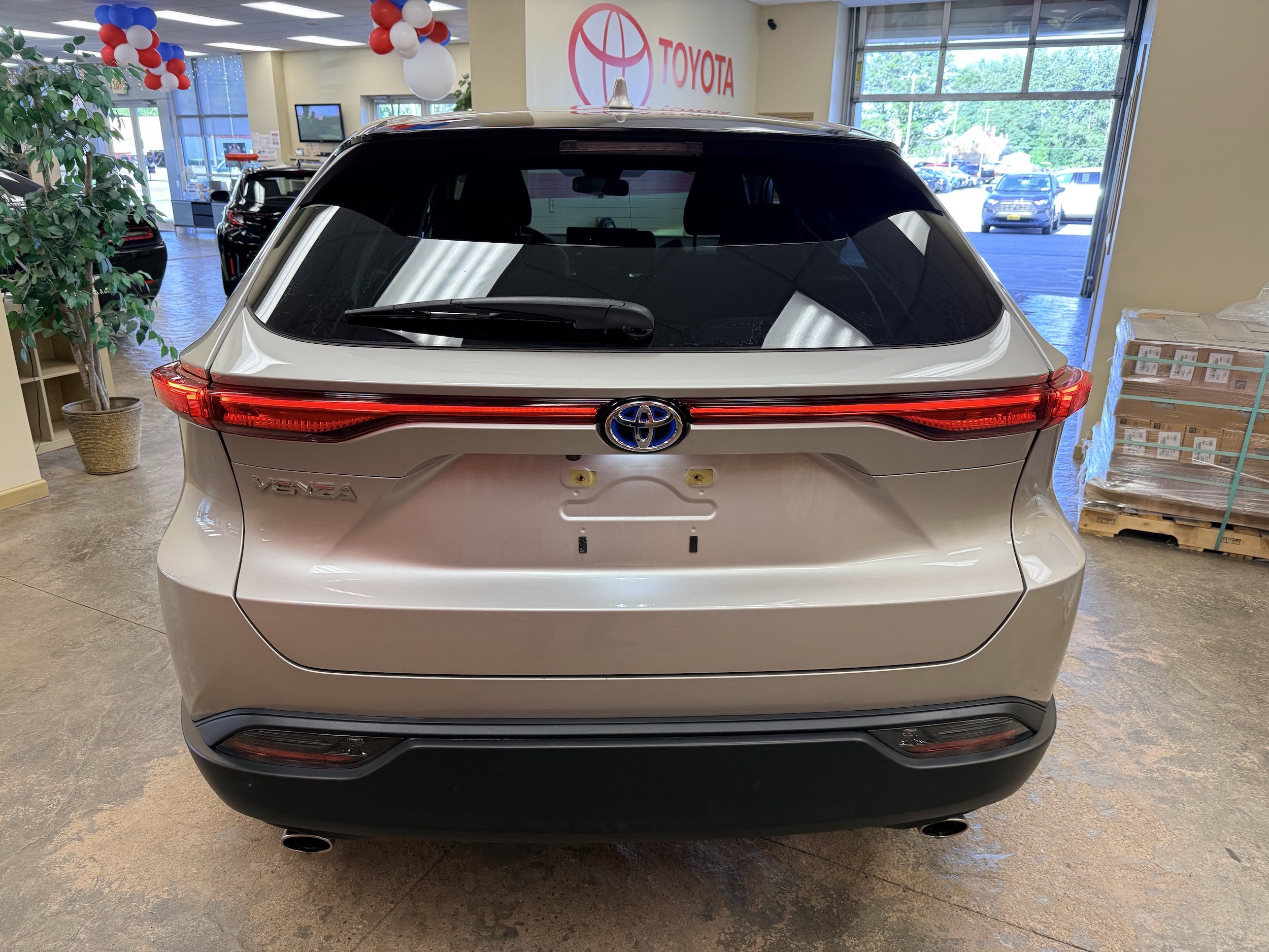 Used 2023 Toyota Venza LE AWD/4WD image 10