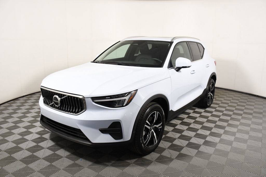Used 2025 Volvo XC40 B5 Core image 1