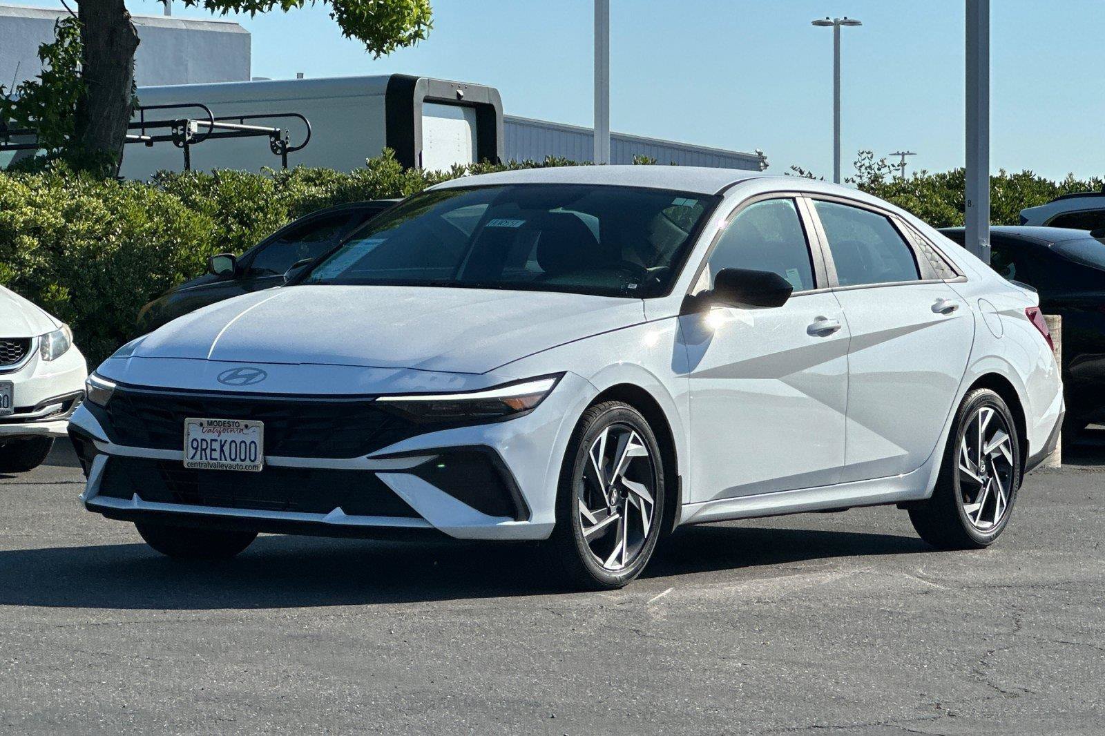 Used 2025 Hyundai Elantra Sport FWD image 7