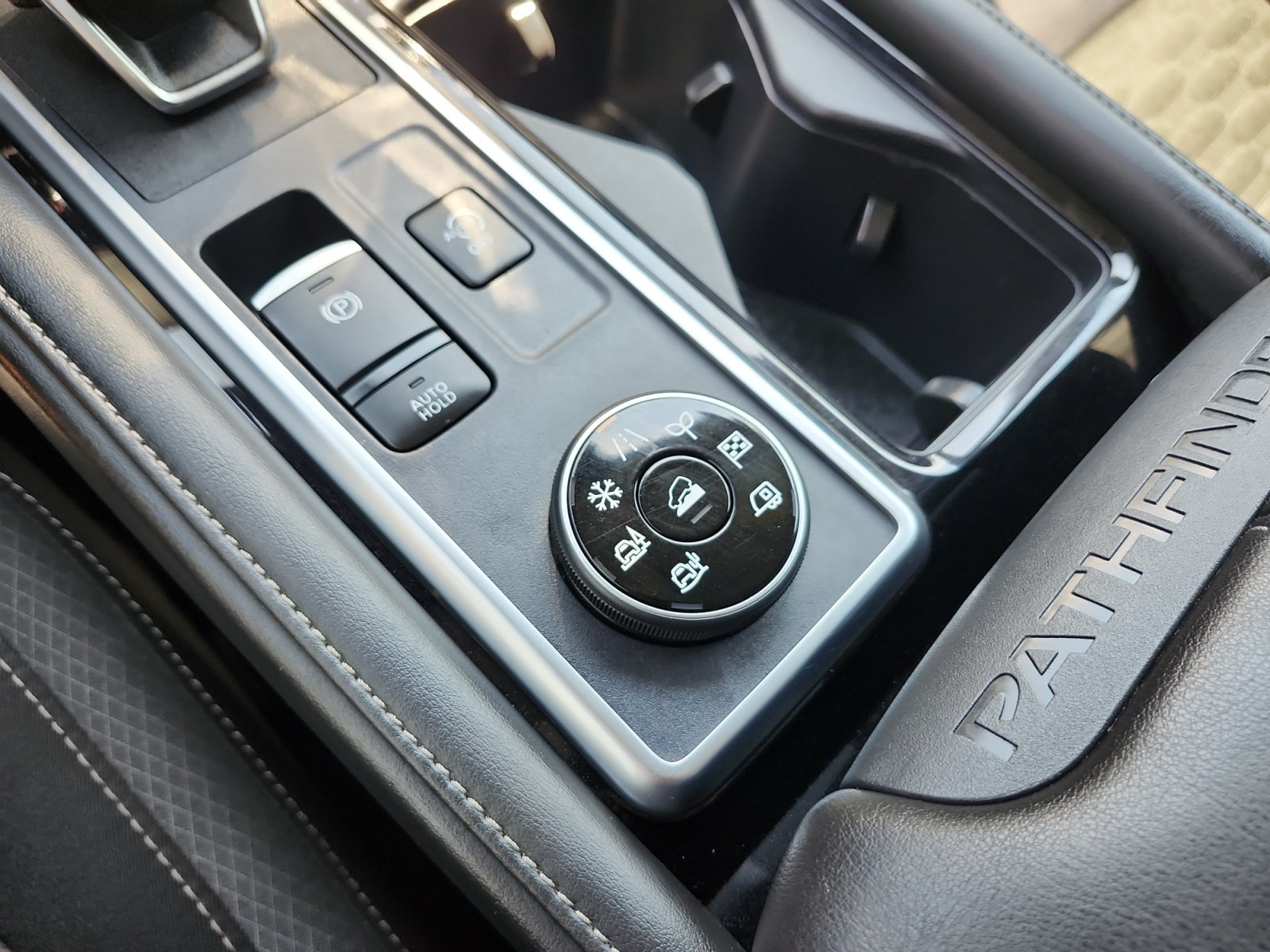 Used 2024 Nissan Pathfinder SV AWD/4WD image 24