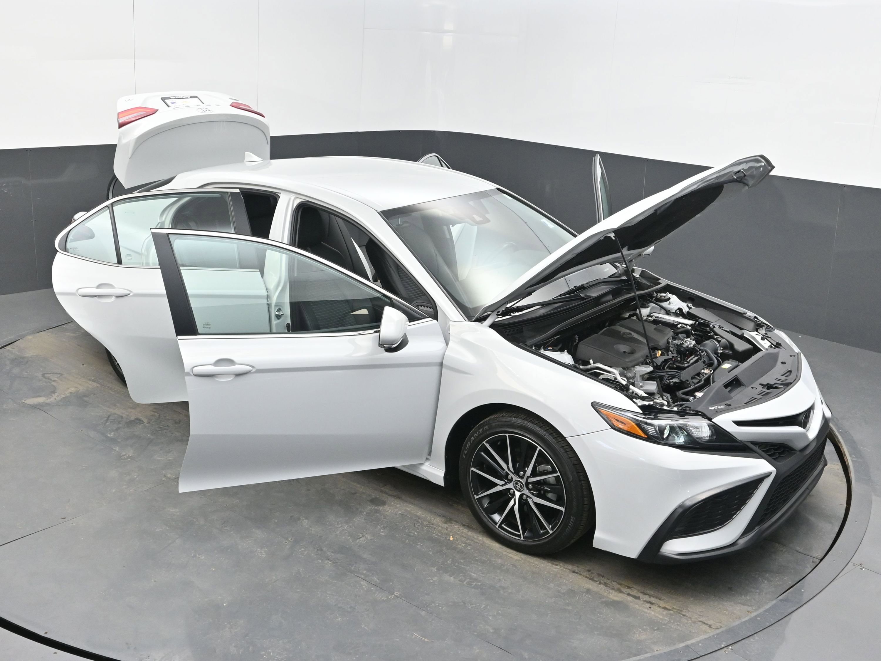Used 2024 Toyota Camry SE image 40