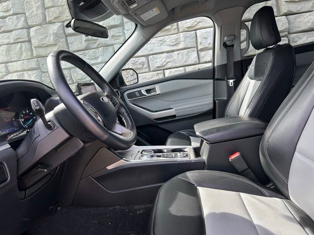 Used 2024 Ford Explorer XLT w/ Equipment Group 202A AWD/4WD image 8