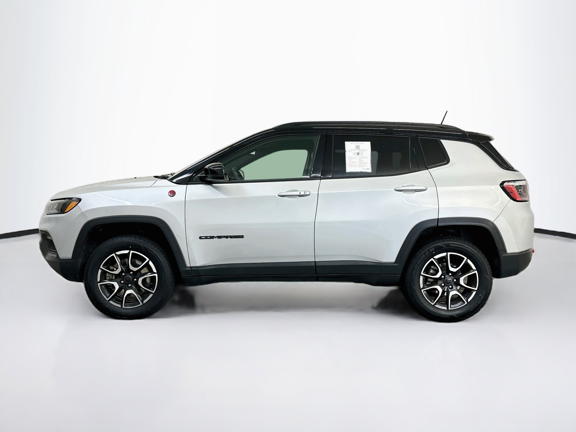 Used 2025 Jeep Compass Trailhawk AWD/4WD image 4