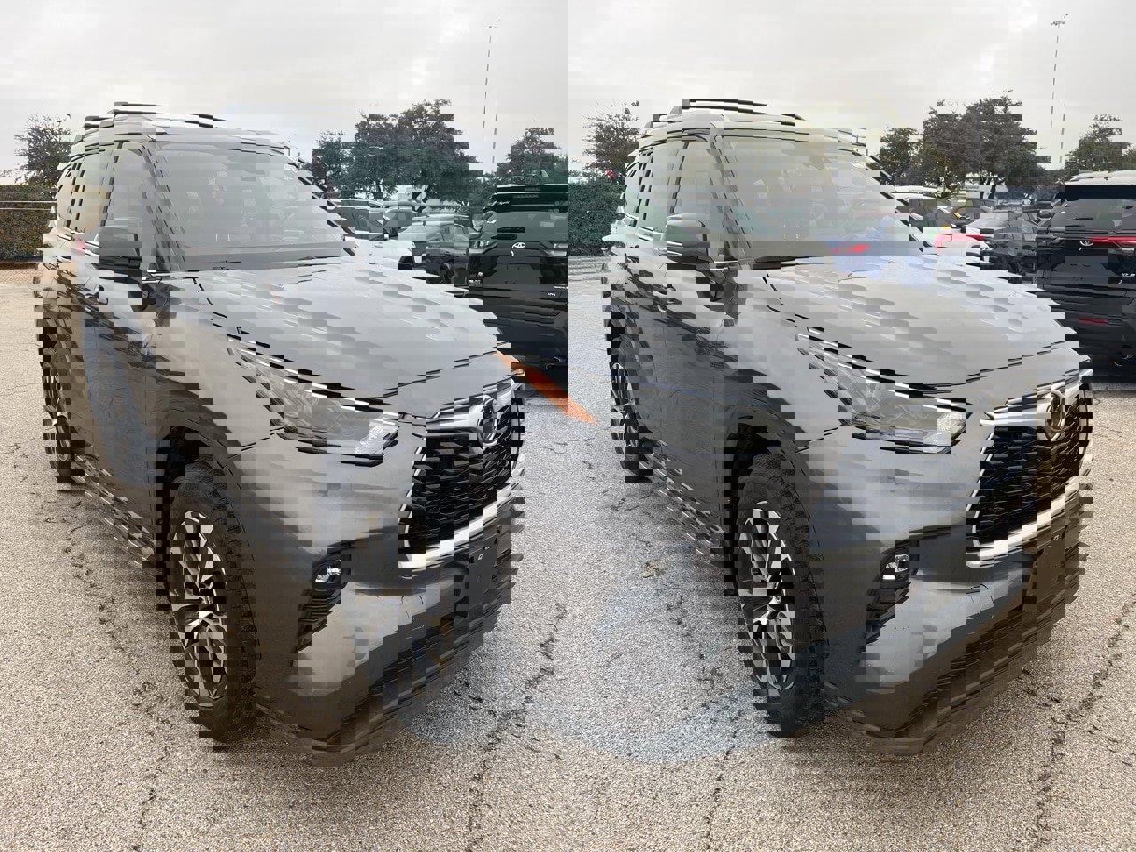 Used 2023 Toyota Highlander XLE image 3