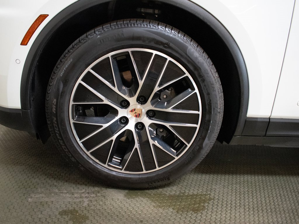 Certified 2025 Porsche Macan 4 Electric image 15