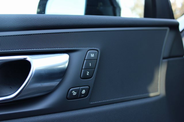 Used 2025 Volvo XC60 B5 Plus image 12