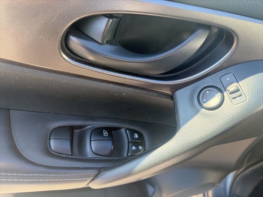 Used 2020 Nissan Rogue Sport S image 14