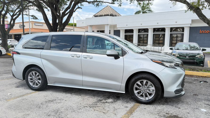Used 2022 Toyota Sienna LE FWD image 2