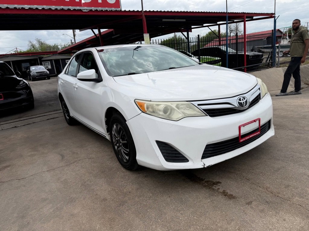 Used 2014 Toyota Camry LE image 1