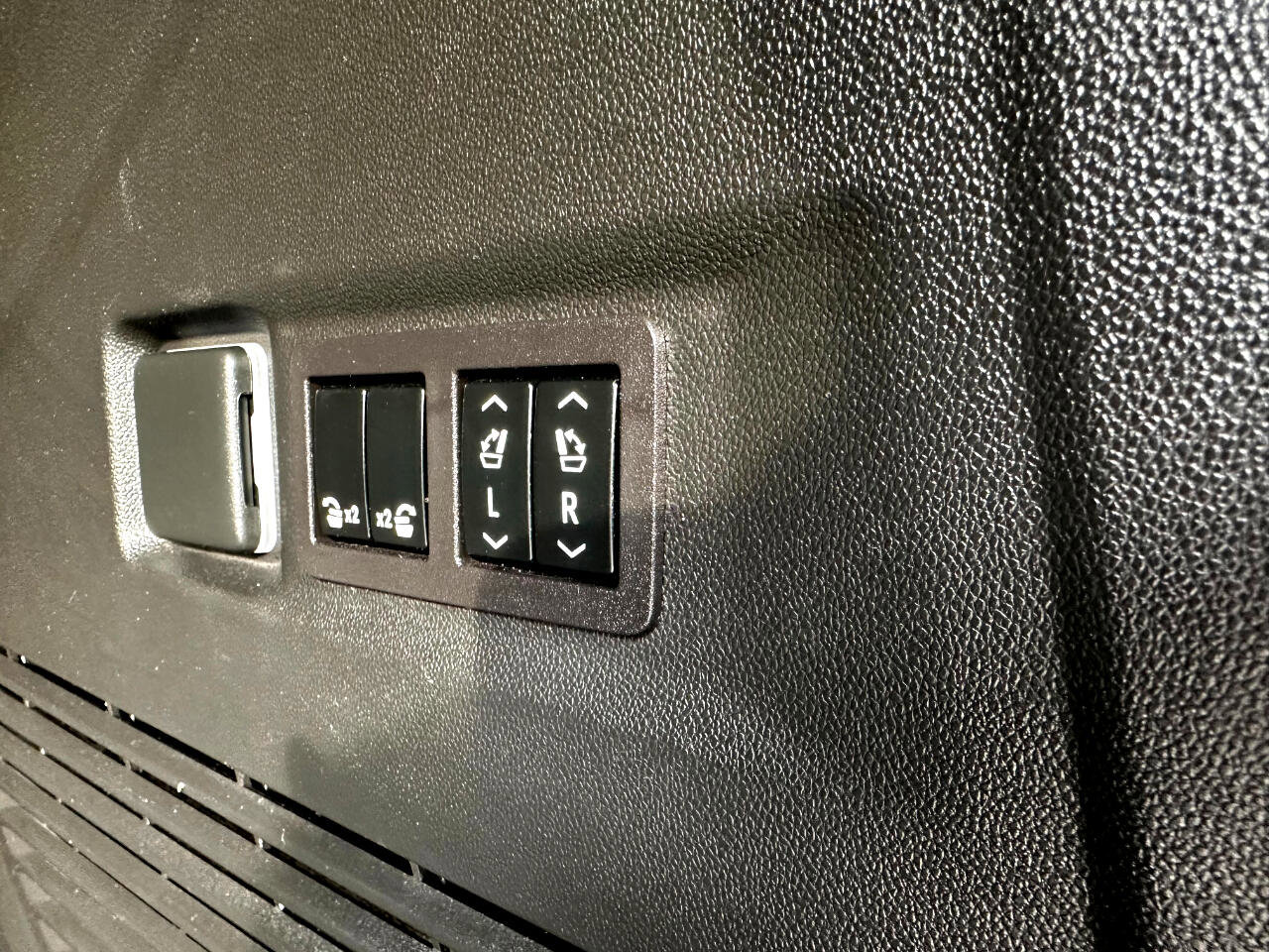Used 2023 GMC Yukon Denali w/ Denali Reserve Package image 40