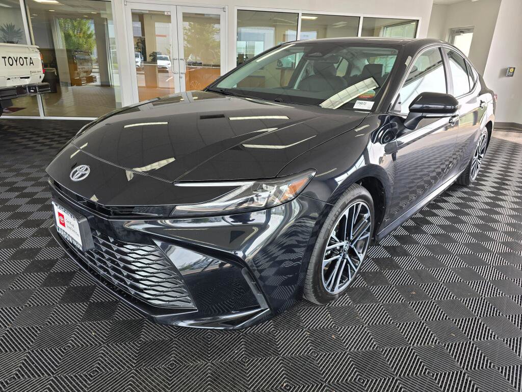 Used 2025 Toyota Camry XLE FWD image 7
