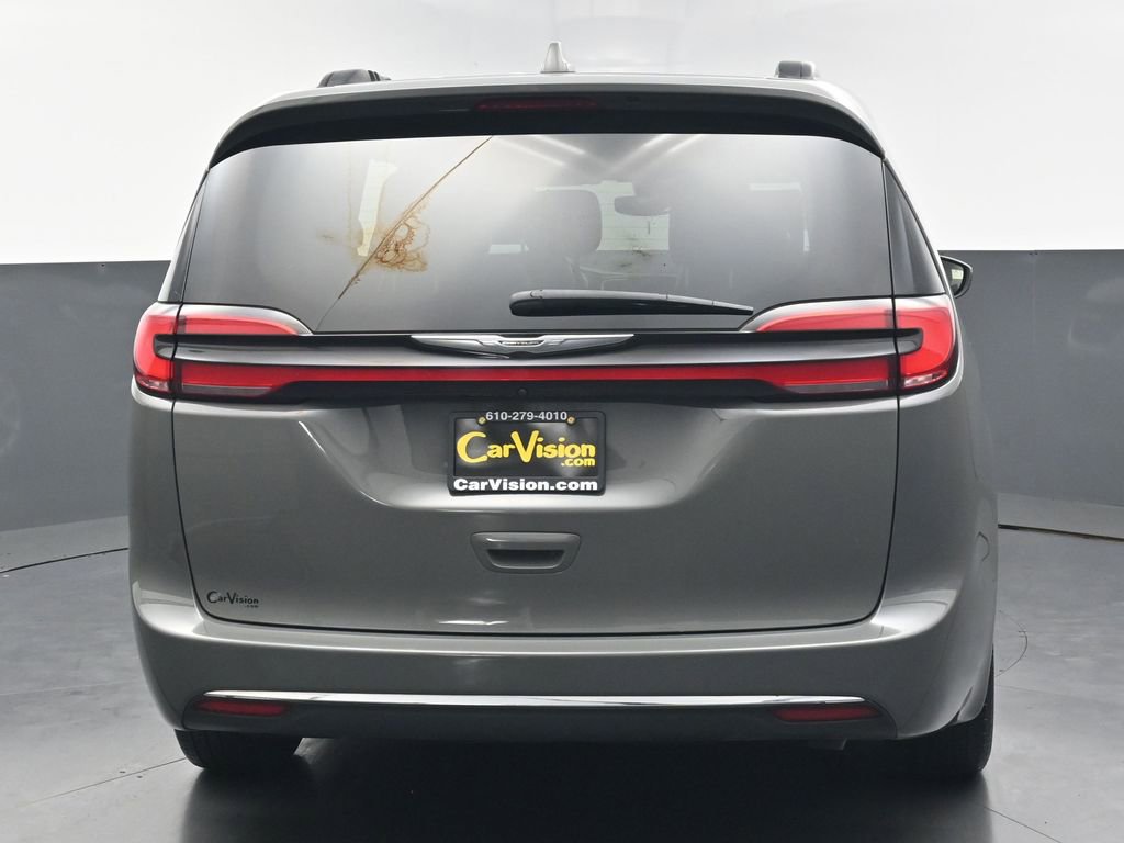 Used 2022 Chrysler Pacifica Touring-L FWD image 4