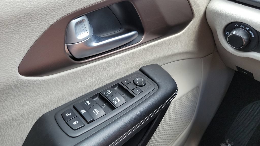 Used 2023 Chrysler Voyager LX FWD image 19