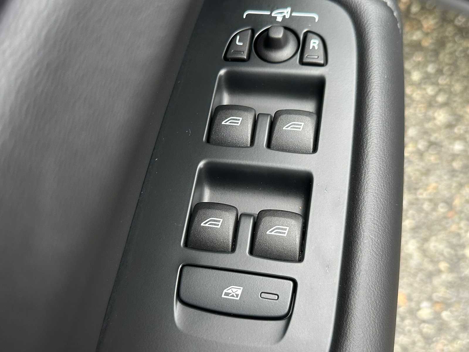 Used 2025 Volvo XC60 B5 Core w/ Protection Package Premier image 21