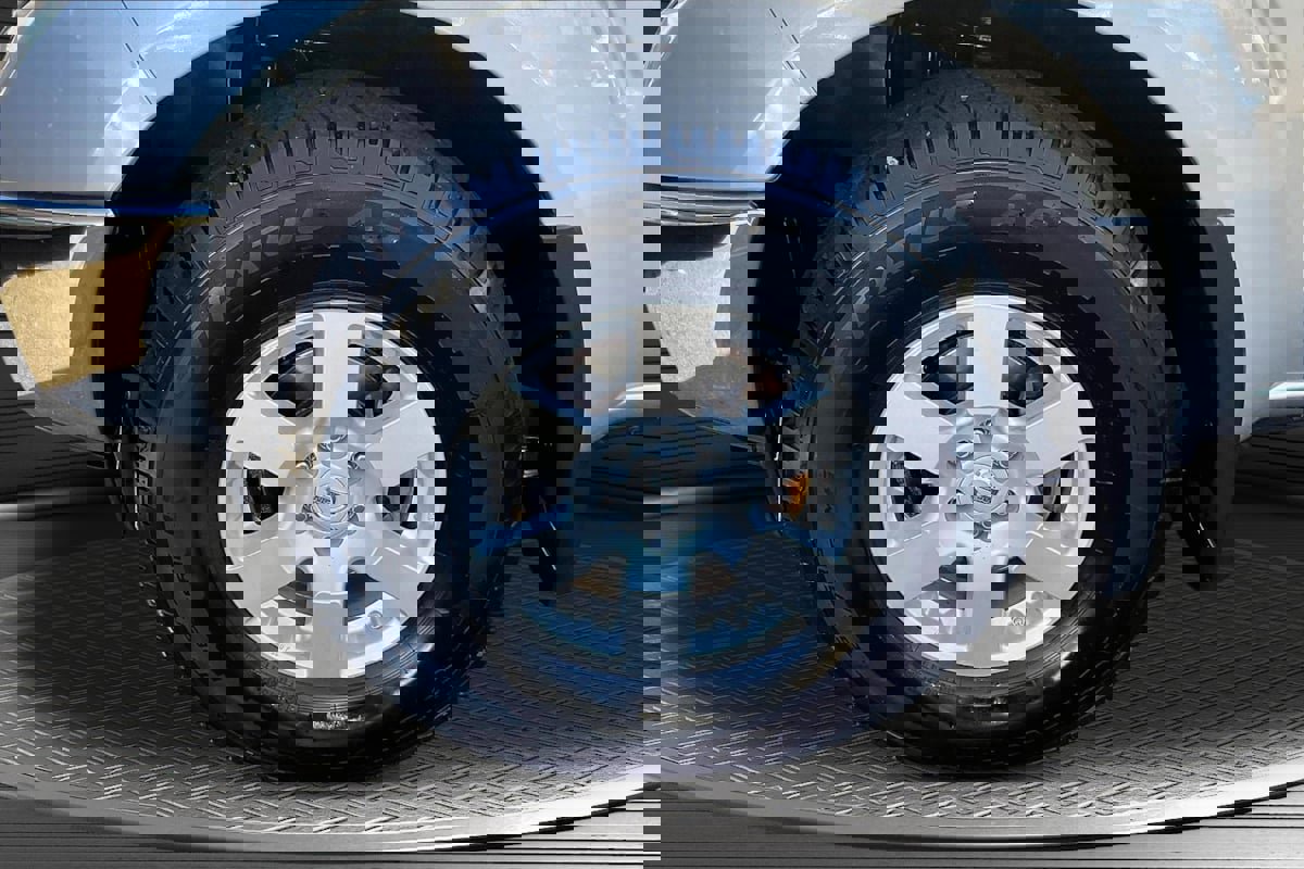 Used 2006 Nissan Frontier NISMO w/ (J01) Sunroof Pkg image 34