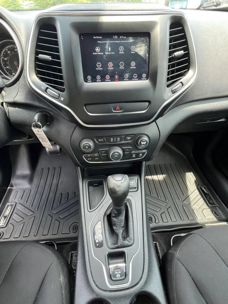 Used 2019 Jeep Cherokee Latitude w/ Popular Appearance Group FWD image 20