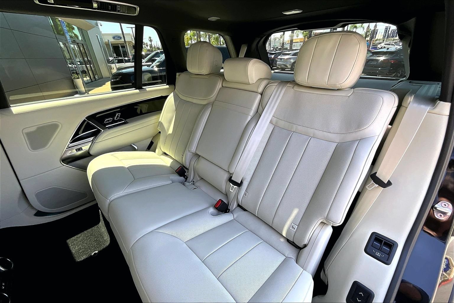 New 2026 Land Rover Range Rover Long Wheelbase SE AWD/4WD image 10