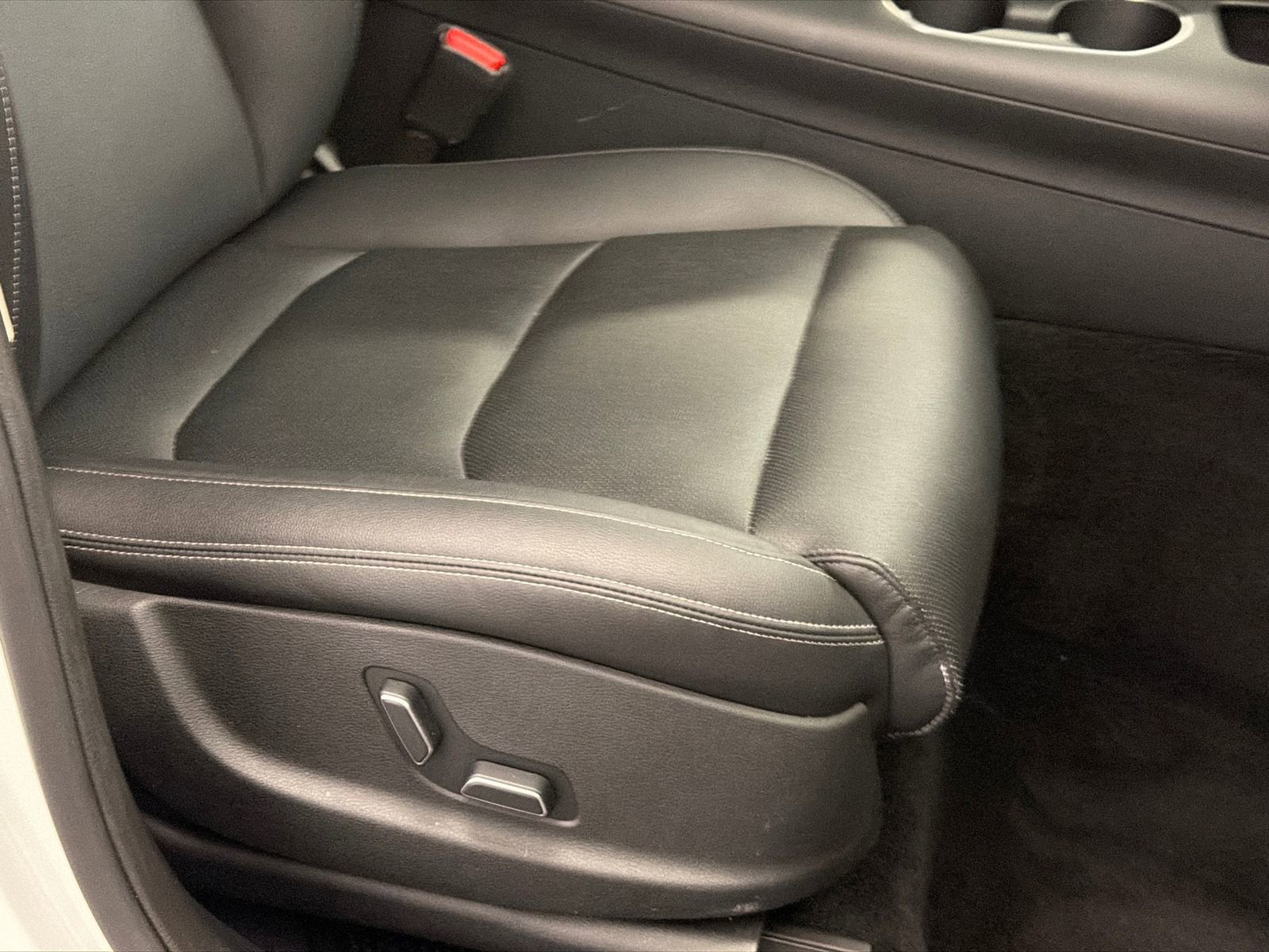 Used 2025 Genesis GV70 2.5T image 13