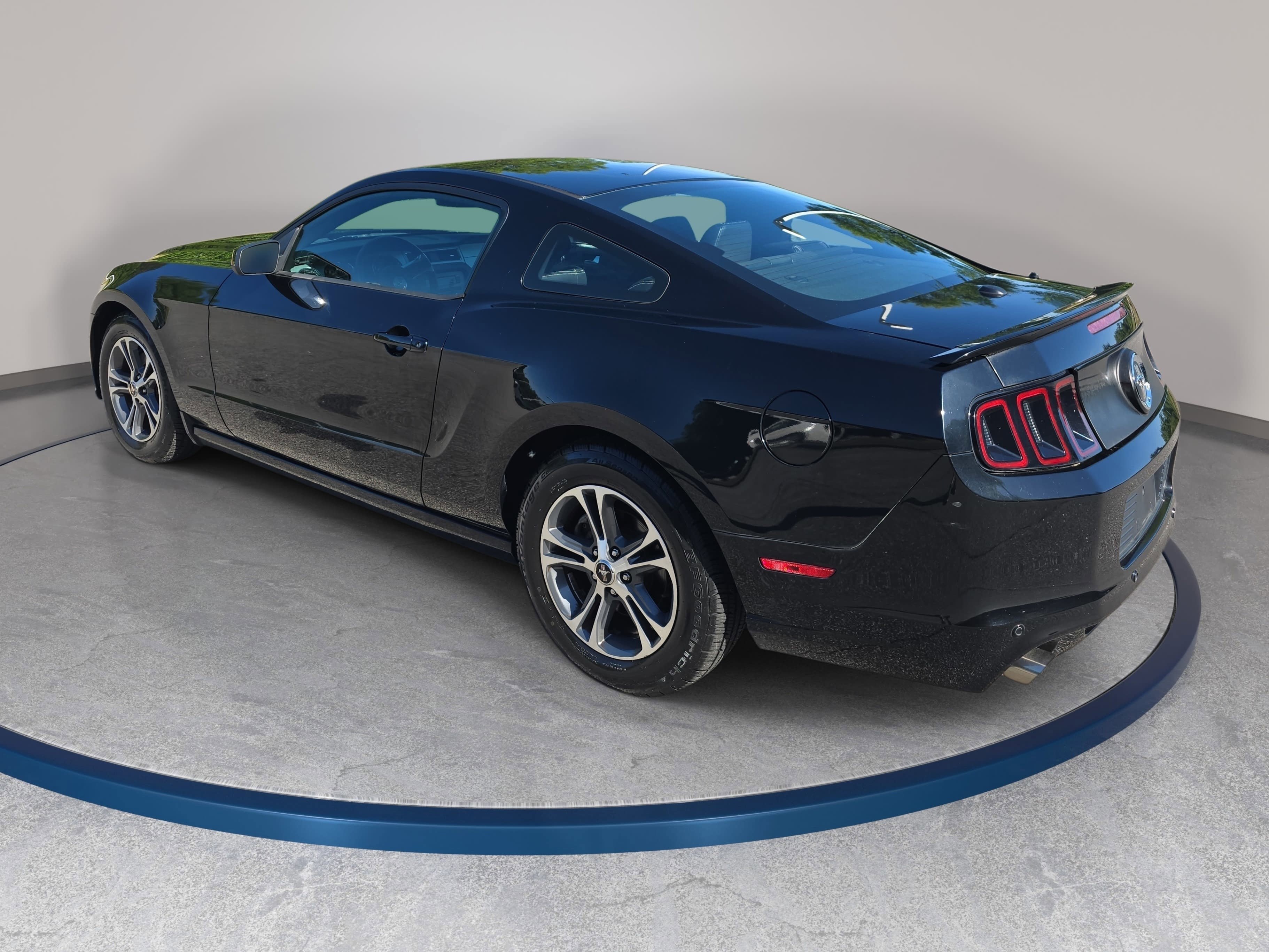 Used 2013 Ford Mustang Premium w/ Security Pkg RWD image 7