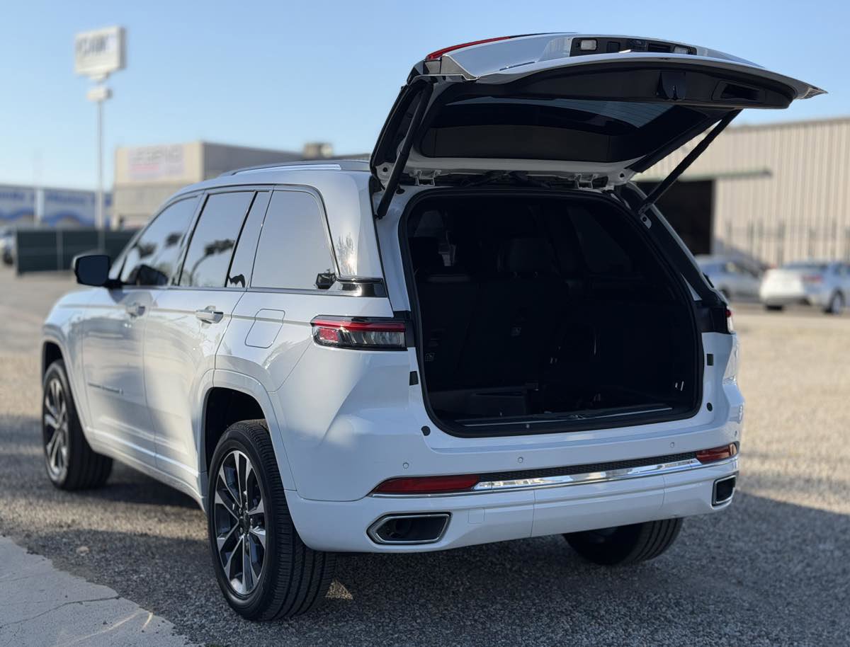 Used 2023 Jeep Grand Cherokee Overland w/ Advanced Protech Group III image 8