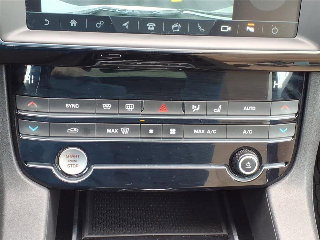 Used 2020 Jaguar F-PACE Premium image 20