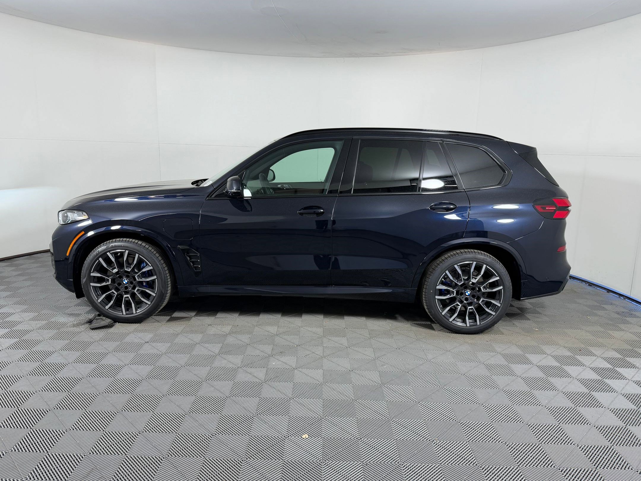 New 2026 BMW X5 xDrive50e image 2