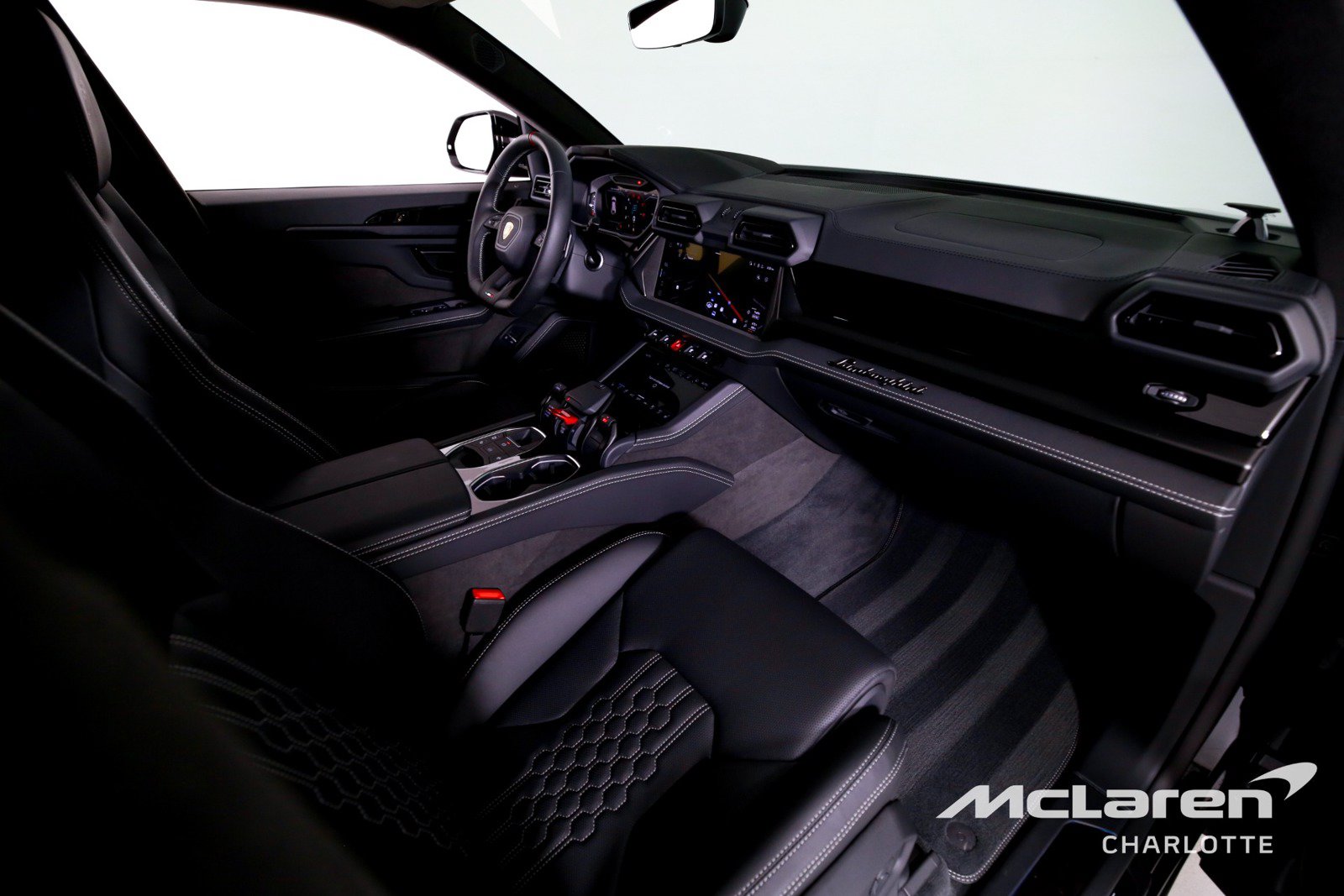 Used 2025 Lamborghini Urus SE AWD/4WD image 27