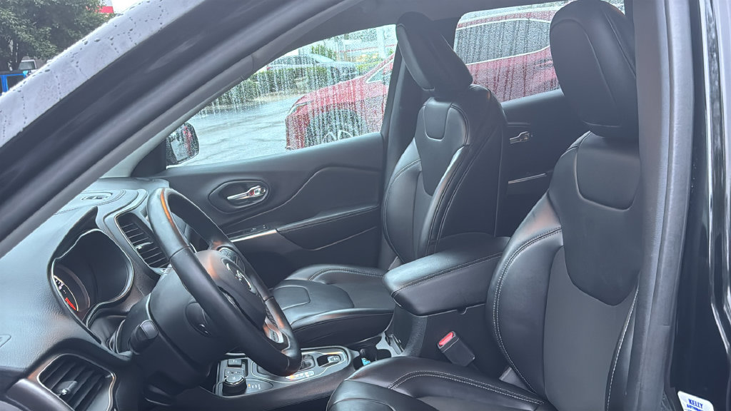 Used 2019 Jeep Cherokee Latitude Plus w/ Cold Weather Group AWD/4WD image 26