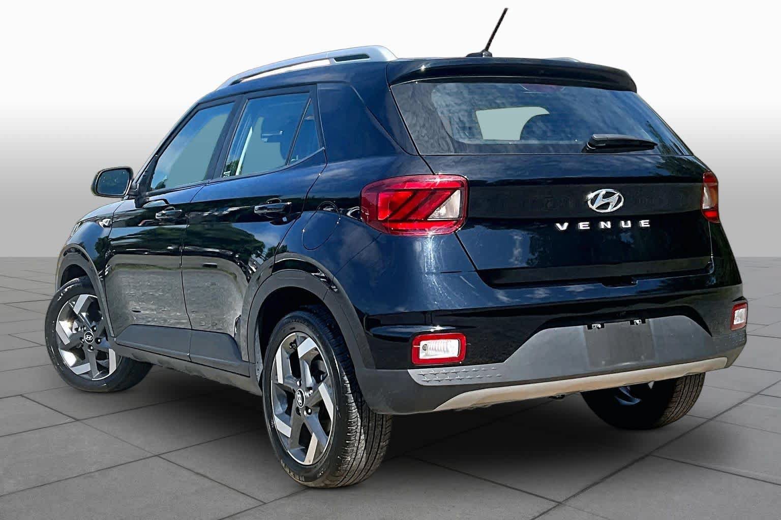 Used 2025 Hyundai Venue SEL FWD image 12