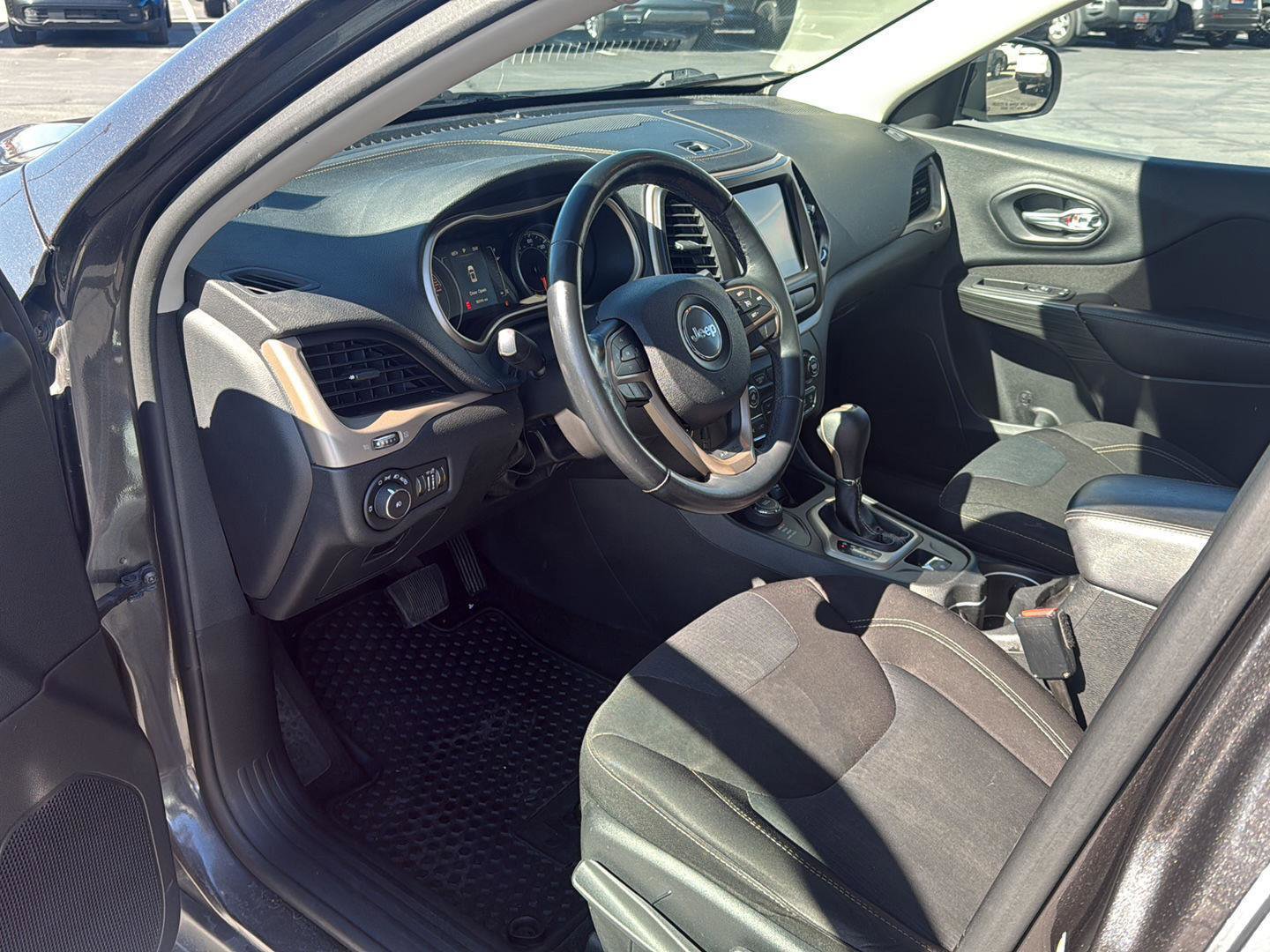 Used 2016 Jeep Cherokee Latitude w/ Cold Weather Group image 11