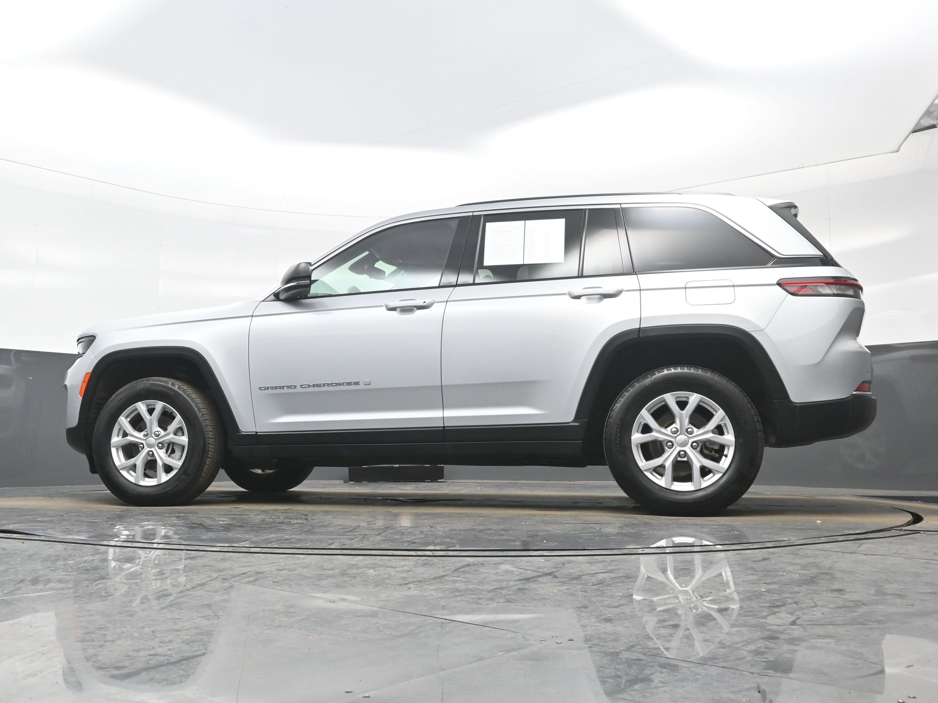 Used 2024 Jeep Grand Cherokee Limited image 26