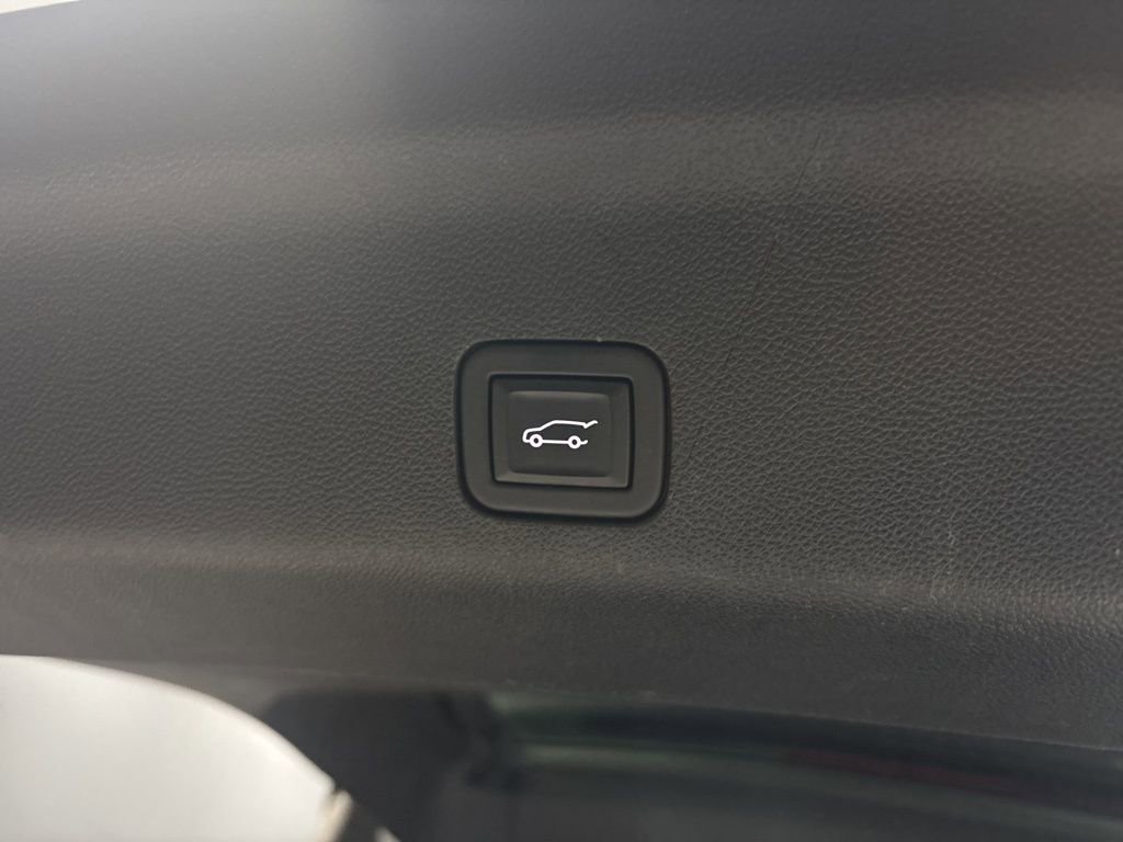 Used 2023 Chevrolet Suburban Premier image 7